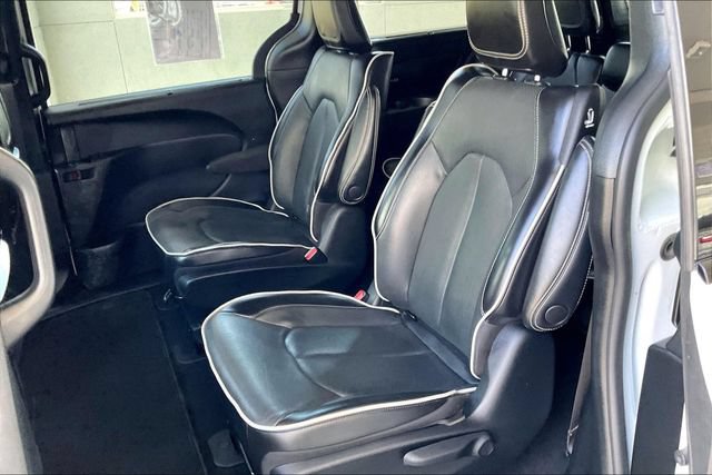 Used 2023 Chrysler Pacifica Limited w/ Uconnect Theater Family Group FWD image 25