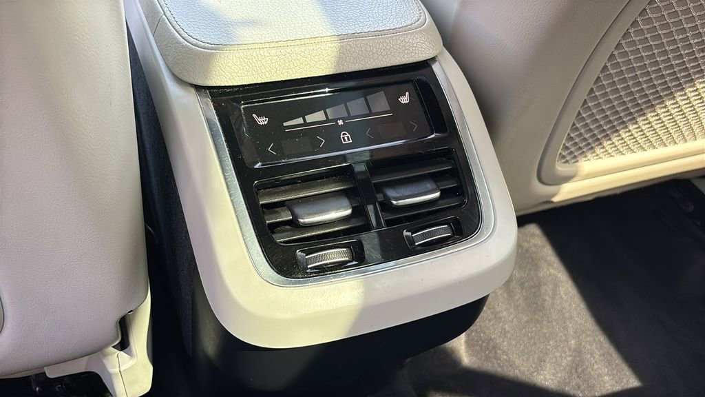 Used 2022 Volvo XC90 T5 Momentum w/ Climate Package image 9