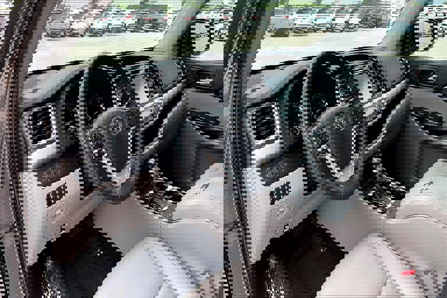 Used 2019 Toyota Highlander XLE image 16