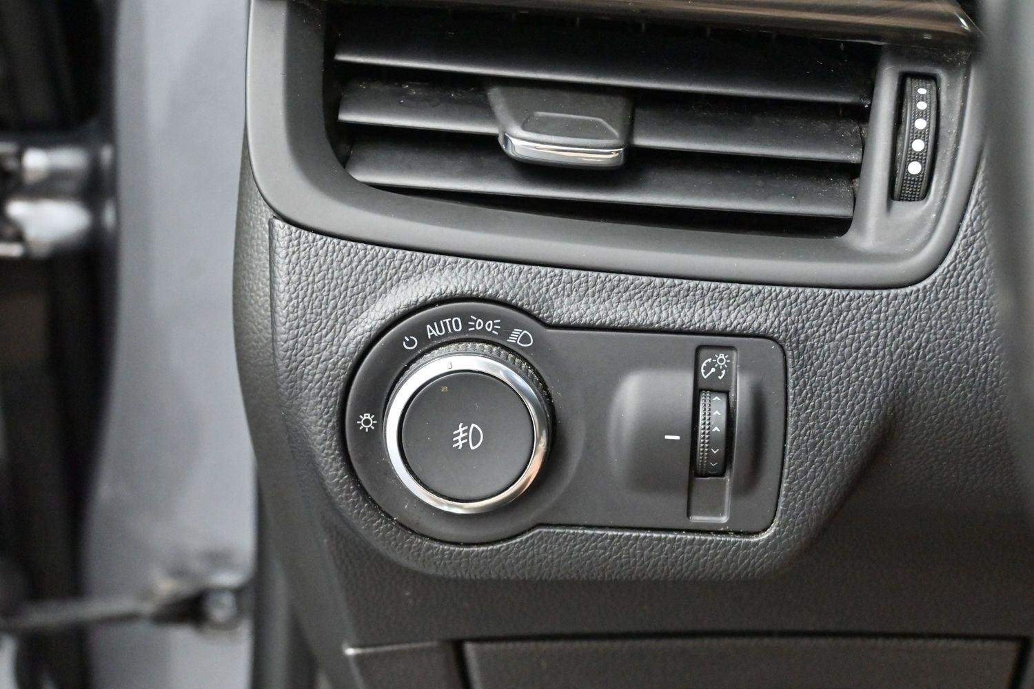 Used 2019 Buick Envision Essence FWD image 24