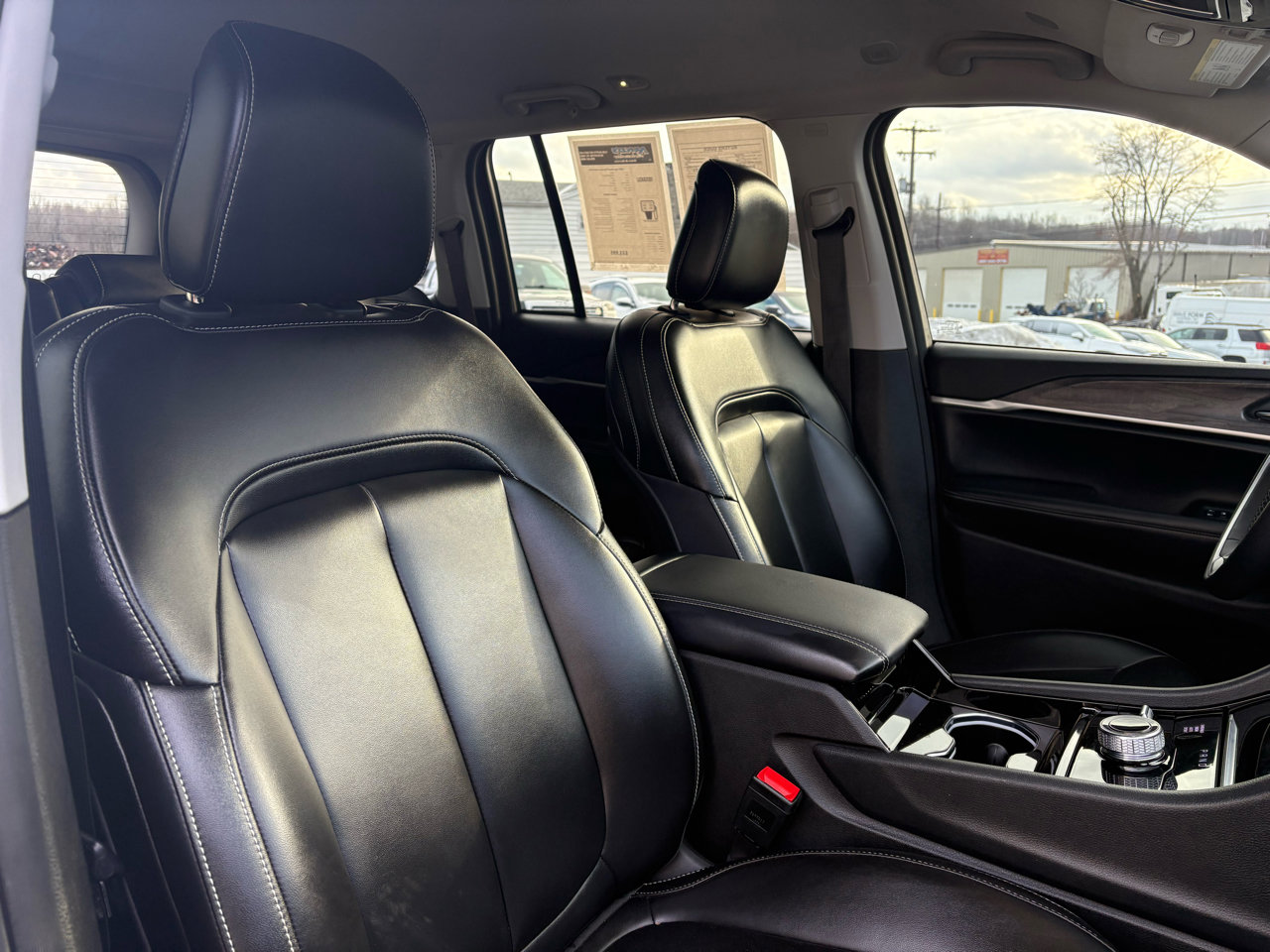 Used 2023 Jeep Grand Cherokee Limited w/ Black Appearance Package image 18