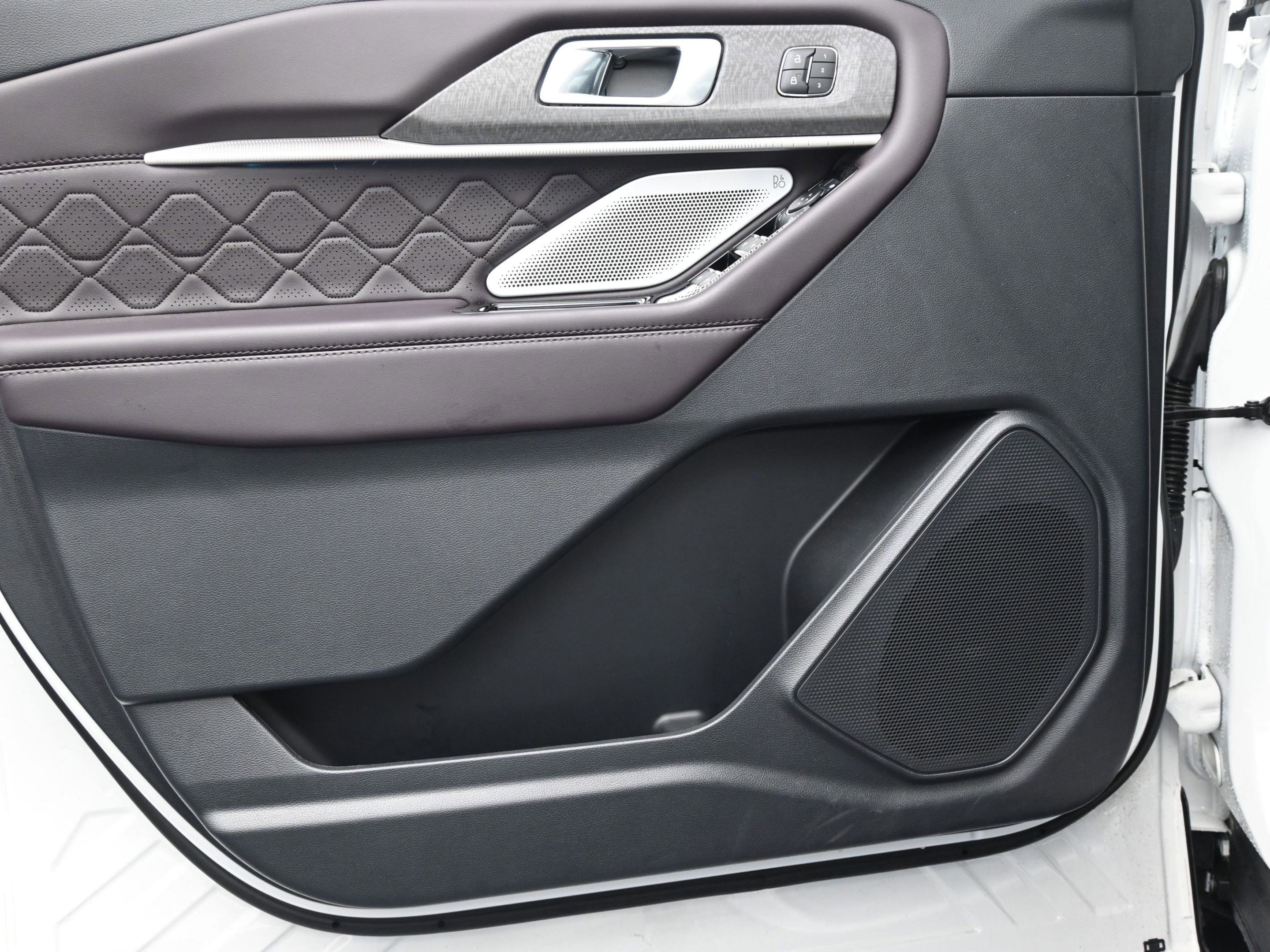 Used 2025 Ford Explorer Platinum w/ Ultimate Package image 16