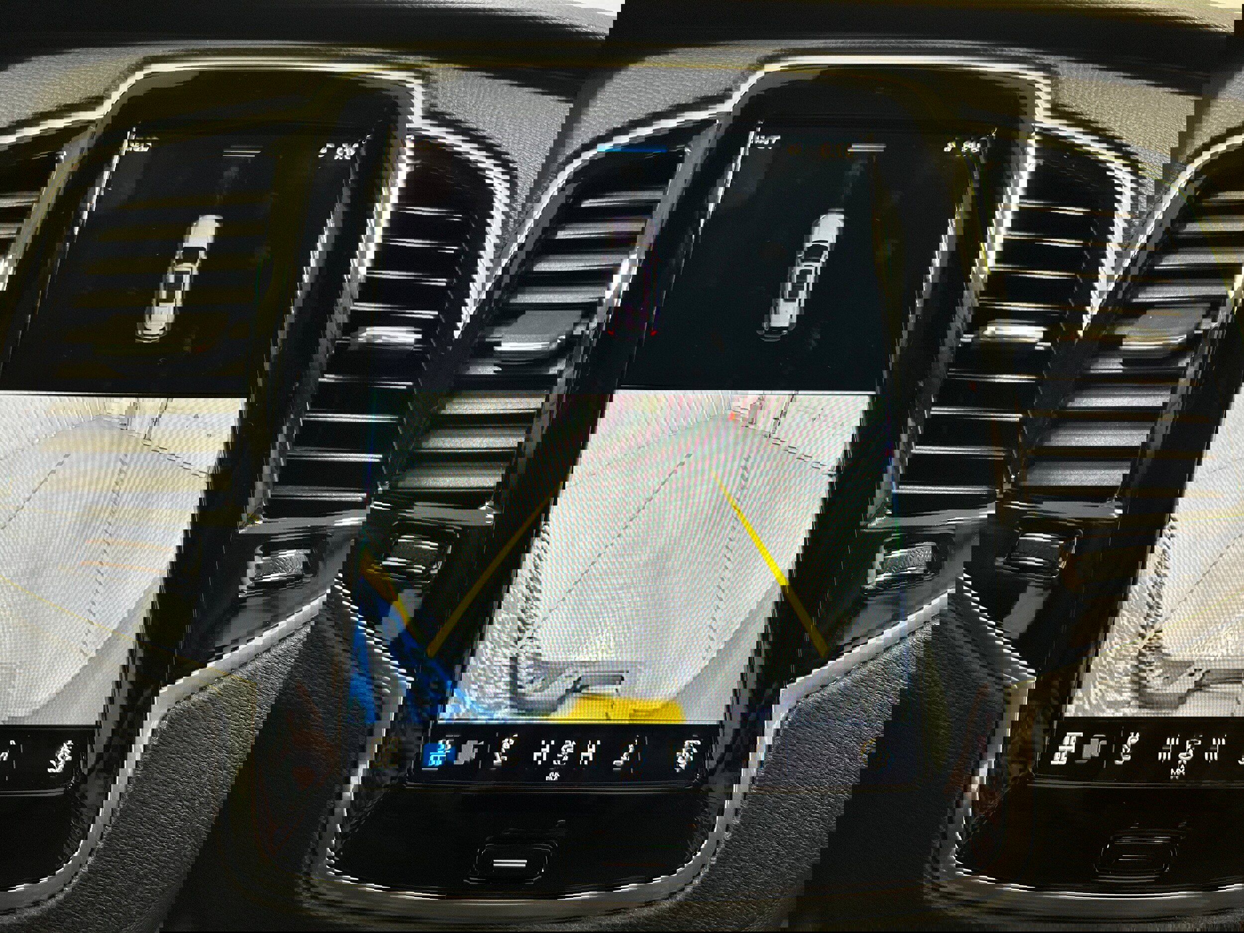 Used 2023 Volvo XC90 B6 Plus image 11