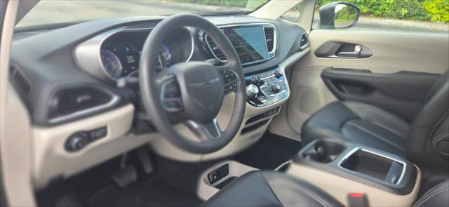 Used 2023 Chrysler Pacifica Touring-L FWD image 13