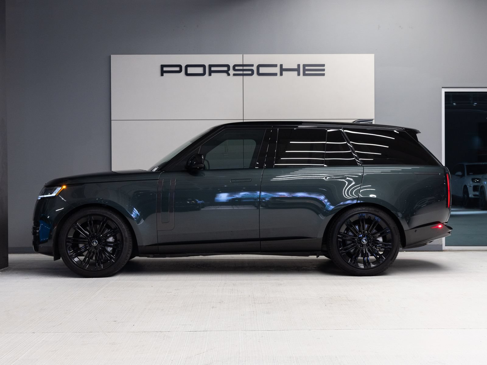 Used 2025 Land Rover Range Rover SE AWD/4WD image 2