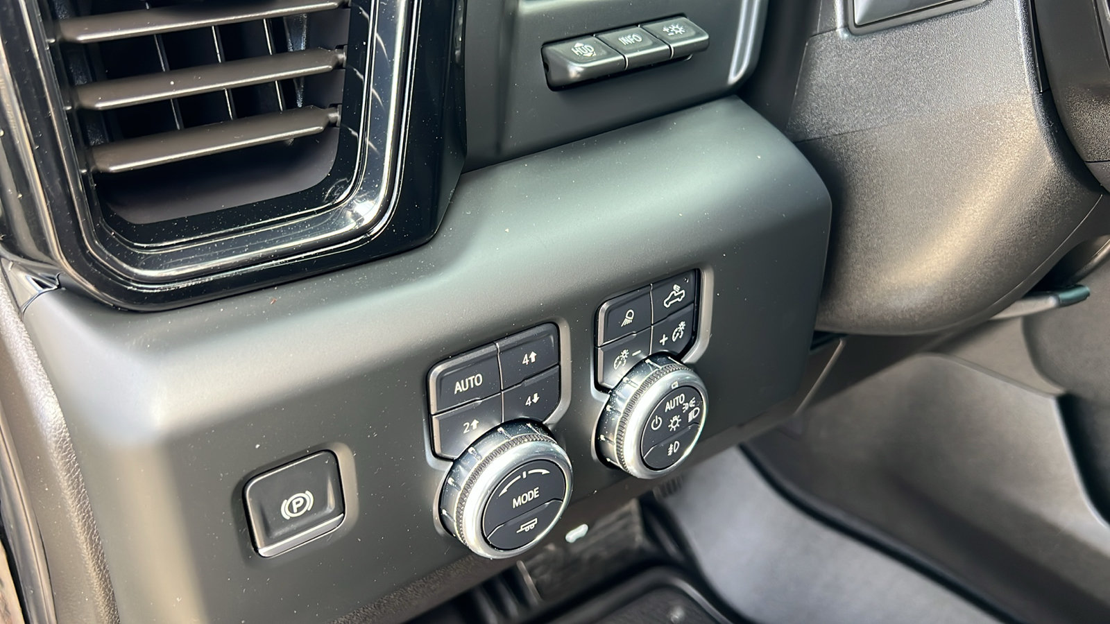 Certified 2024 GMC Sierra 2500 AT4 w/ AT4 Premium Plus Package AWD/4WD image 29
