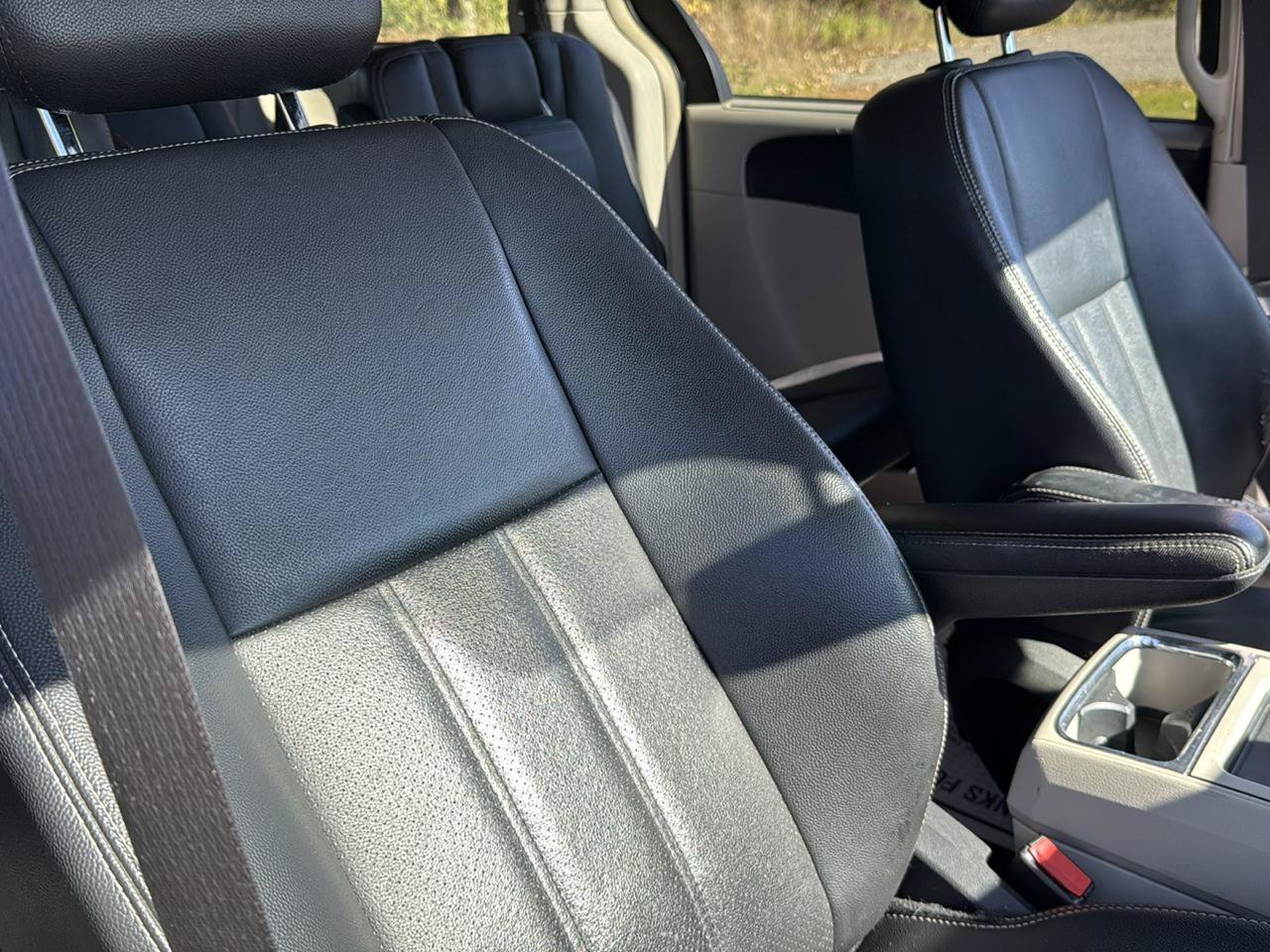 Used 2014 Chrysler Town & Country Touring-L FWD image 29