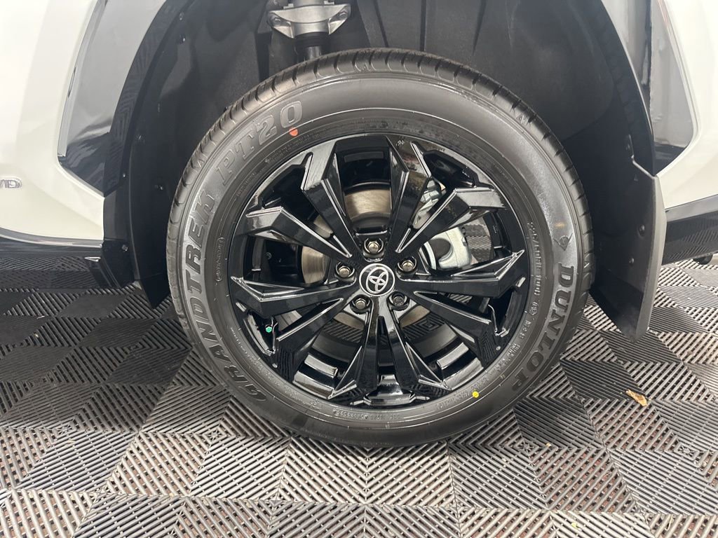 Used 2025 Toyota RAV4 SE image 30