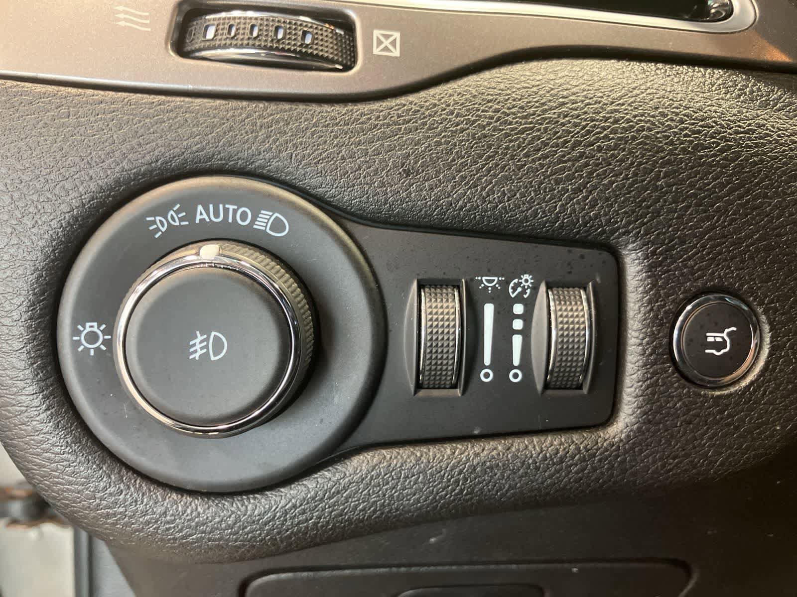 Used 2021 Jeep Cherokee Limited w/ Elite Package AWD/4WD image 14