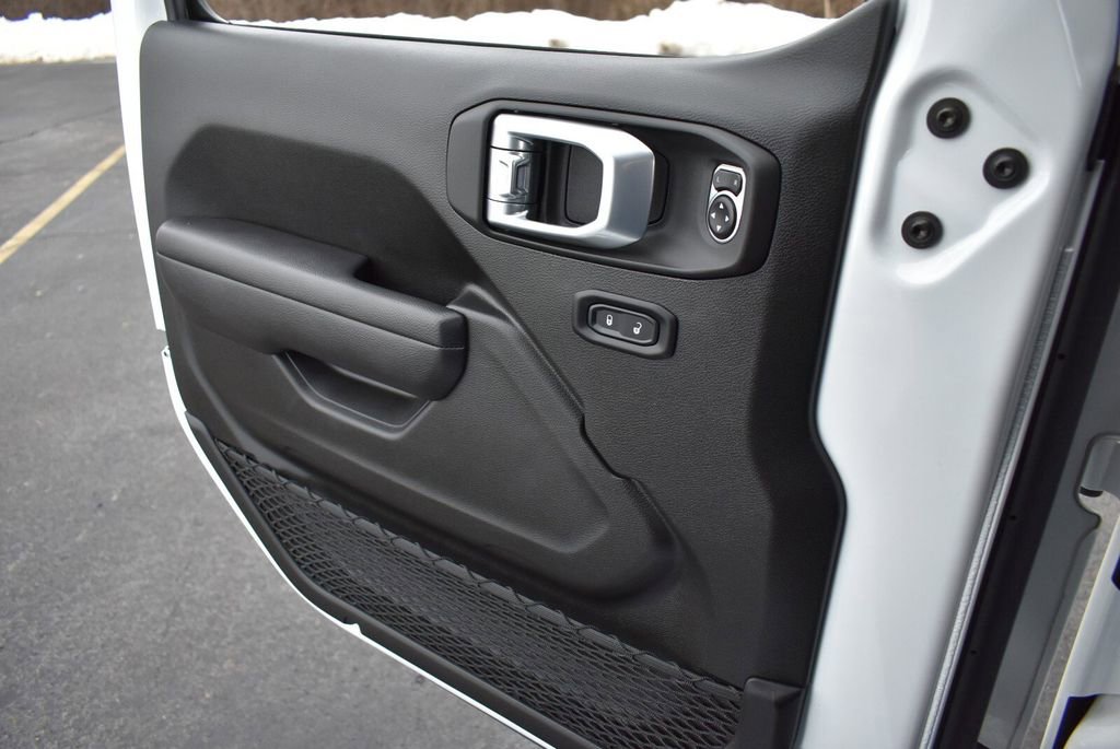 Used 2024 Jeep Gladiator Rubicon w/ Technology Group image 25