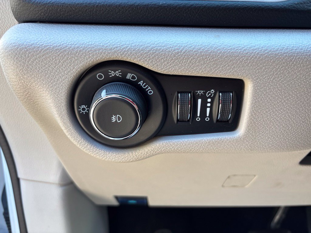 Used 2024 Chrysler Pacifica Touring-L FWD image 20