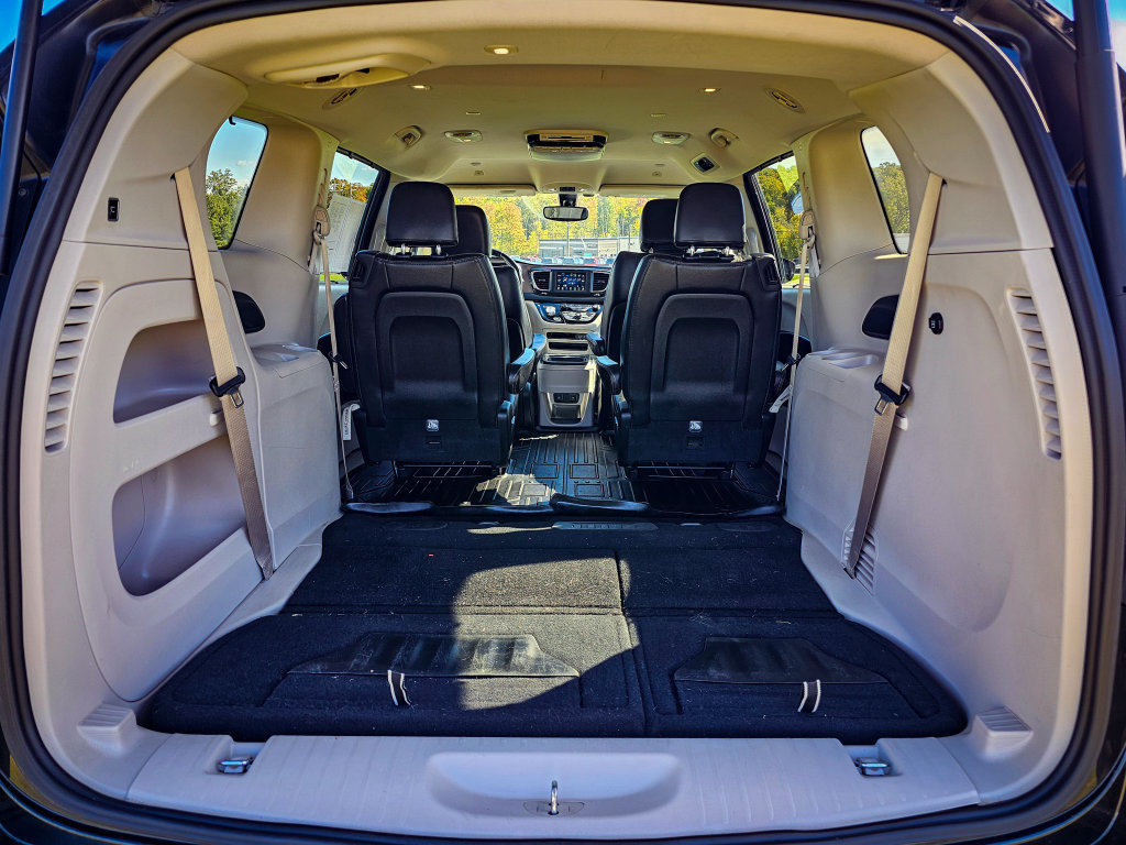 Used 2019 Chrysler Pacifica Touring-L FWD image 35