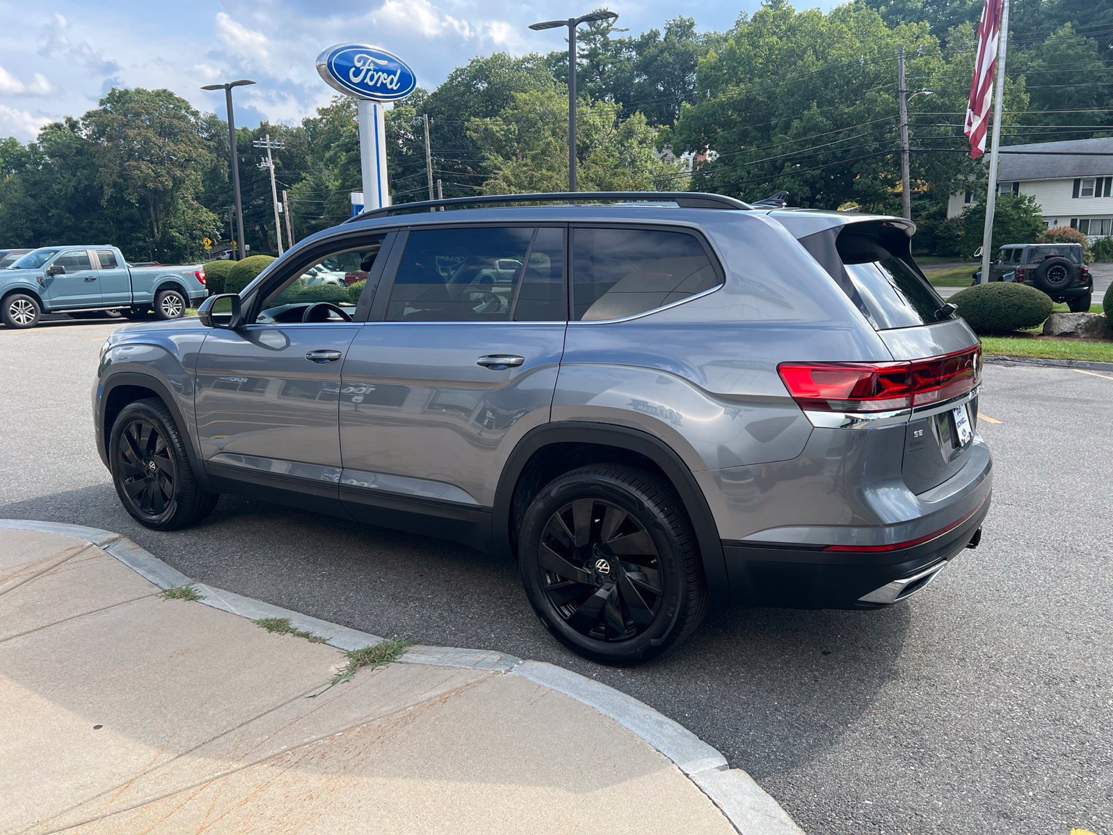 Used 2024 Volkswagen Atlas SE w/ Panoramic Sunroof Package AWD/4WD image 4