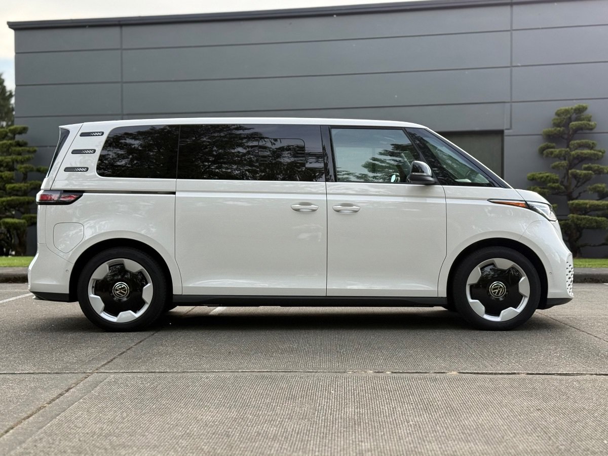 Used 2025 Volkswagen ID. Buzz Pro S RWD image 2