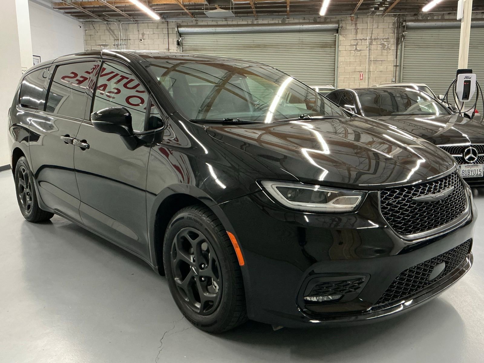 Used 2023 Chrysler Pacifica Touring-L w/ S Appearance Package image 3