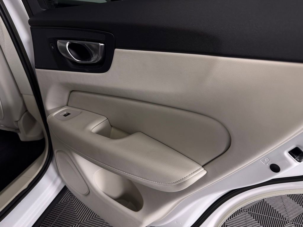 Used 2023 Volvo XC60 B5 Ultimate w/ Climate Package image 31