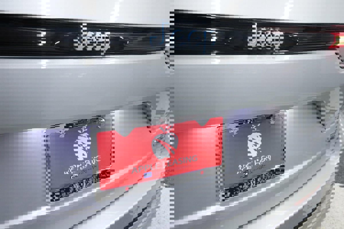 Used 2022 Jeep Grand Cherokee Summit w/ Advanced Protech Group IV image 41