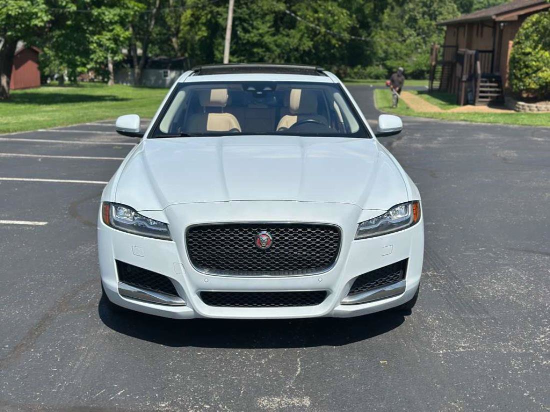 Used 2018 Jaguar XF Premium RWD image 2