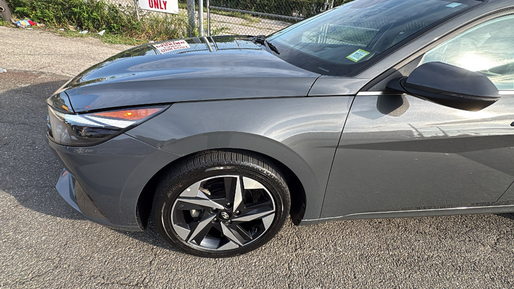 Used 2023 Hyundai Elantra Limited w/ Cargo Package FWD image 9
