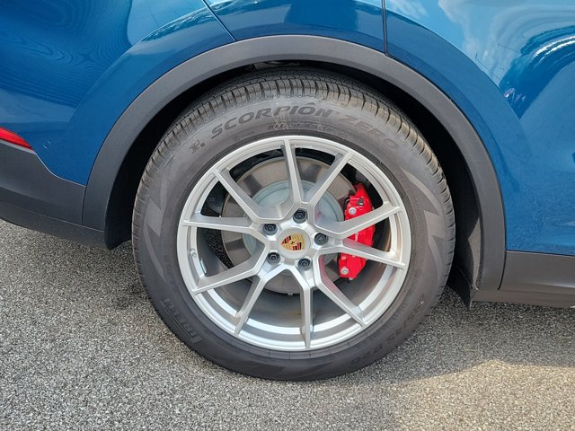 Certified 2025 Porsche Cayenne S AWD/4WD image 14