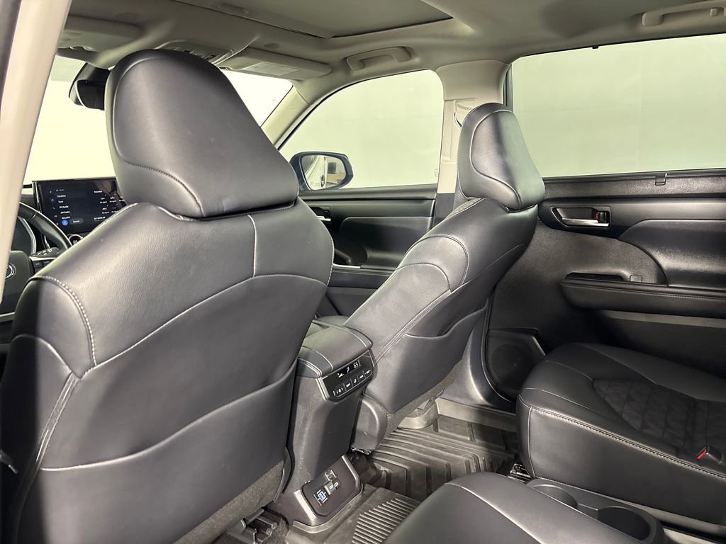 Certified 2024 Toyota Highlander XLE FWD image 30