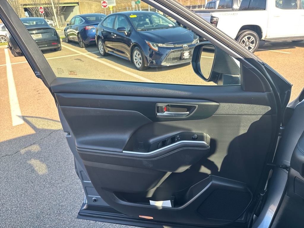 Used 2020 Toyota Highlander XLE AWD/4WD image 37