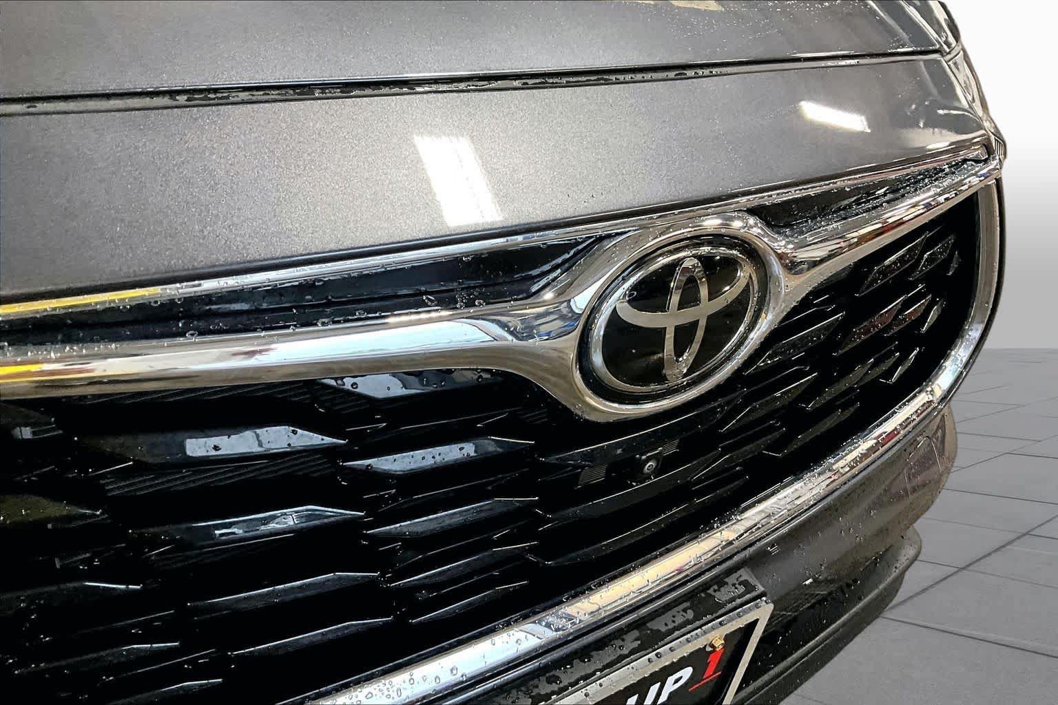 Used 2024 Toyota Highlander Limited AWD/4WD image 29