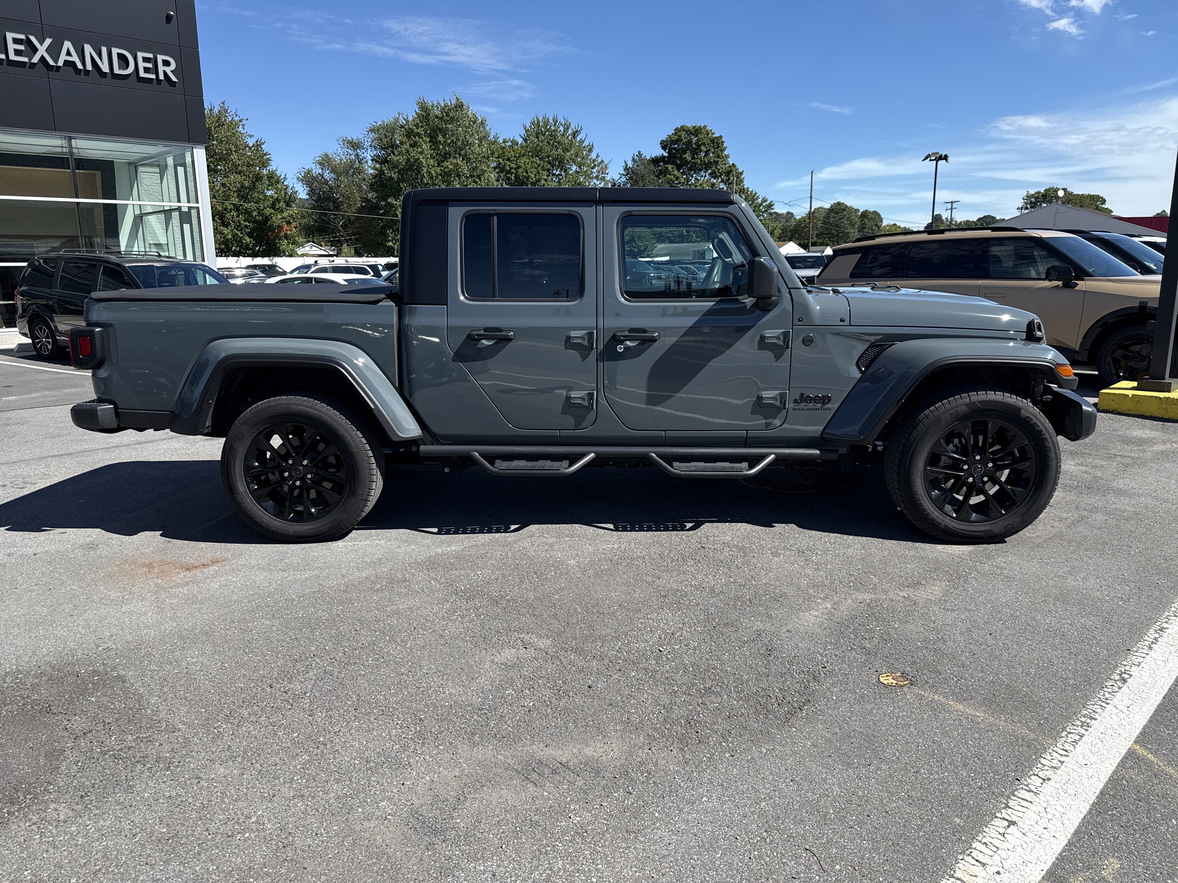 Used 2025 Jeep Gladiator Mojave AWD/4WD image 2