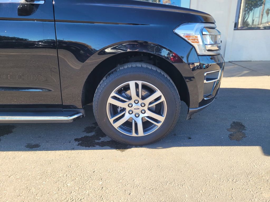 Used 2023 Ford Expedition Max Limited image 3