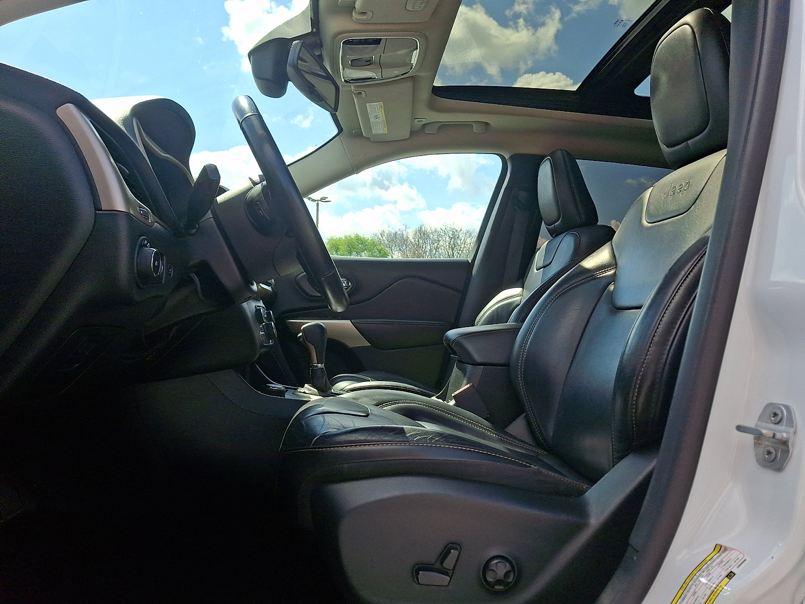 Used 2018 Jeep Cherokee Limited AWD/4WD image 13