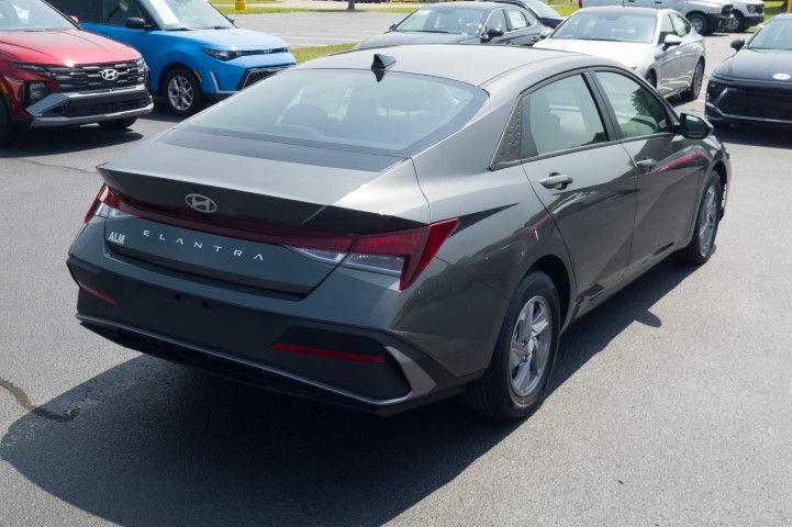 New 2026 Hyundai Elantra SE FWD image 5