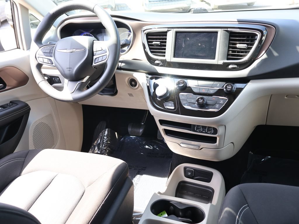 Used 2023 Chrysler Voyager LX FWD image 13