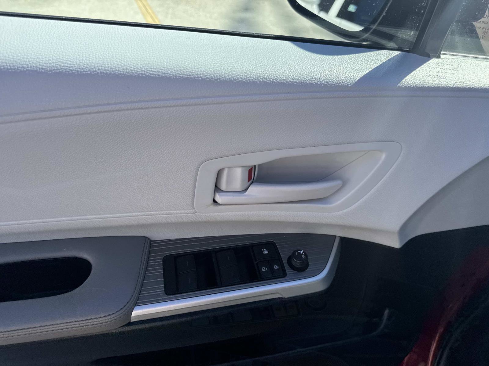 Used 2025 Toyota Sienna LE image 19