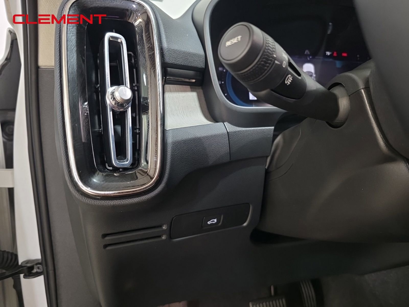 Used 2023 Volvo XC40 B5 Ultimate image 11