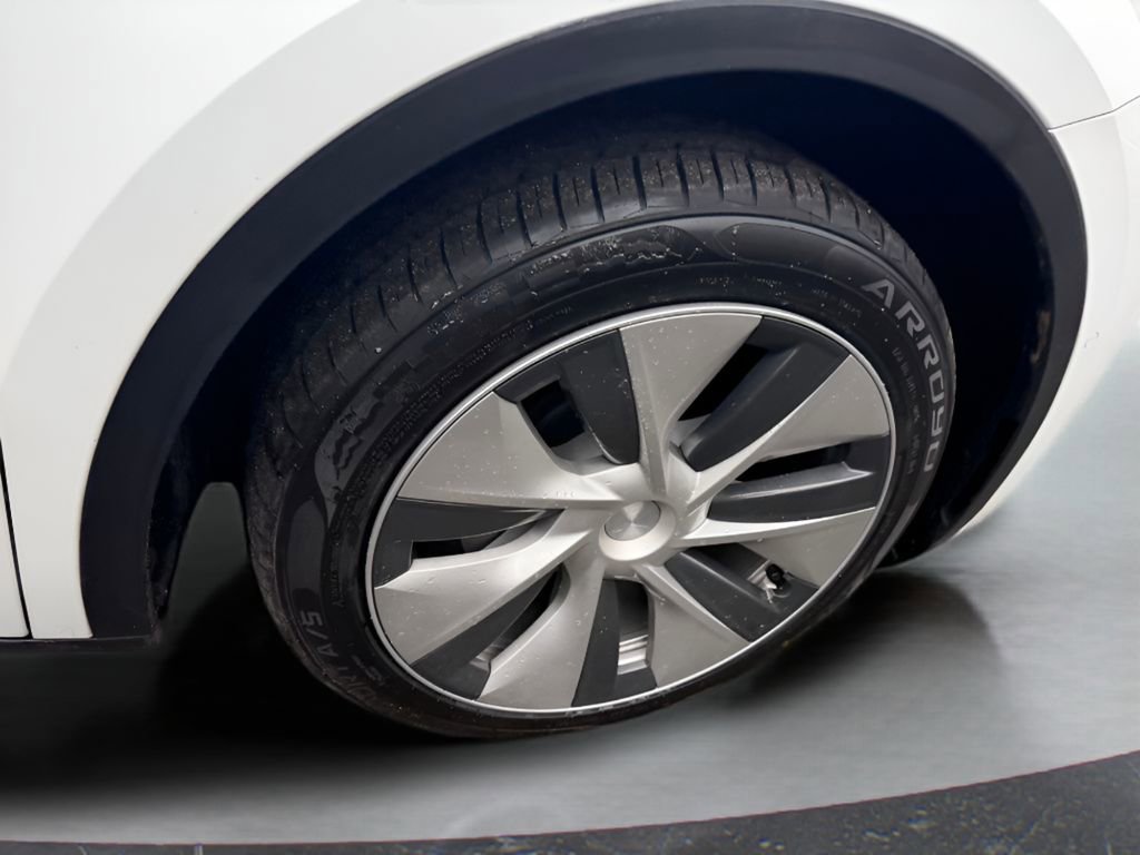 Used 2022 Tesla Model Y Long Range image 12