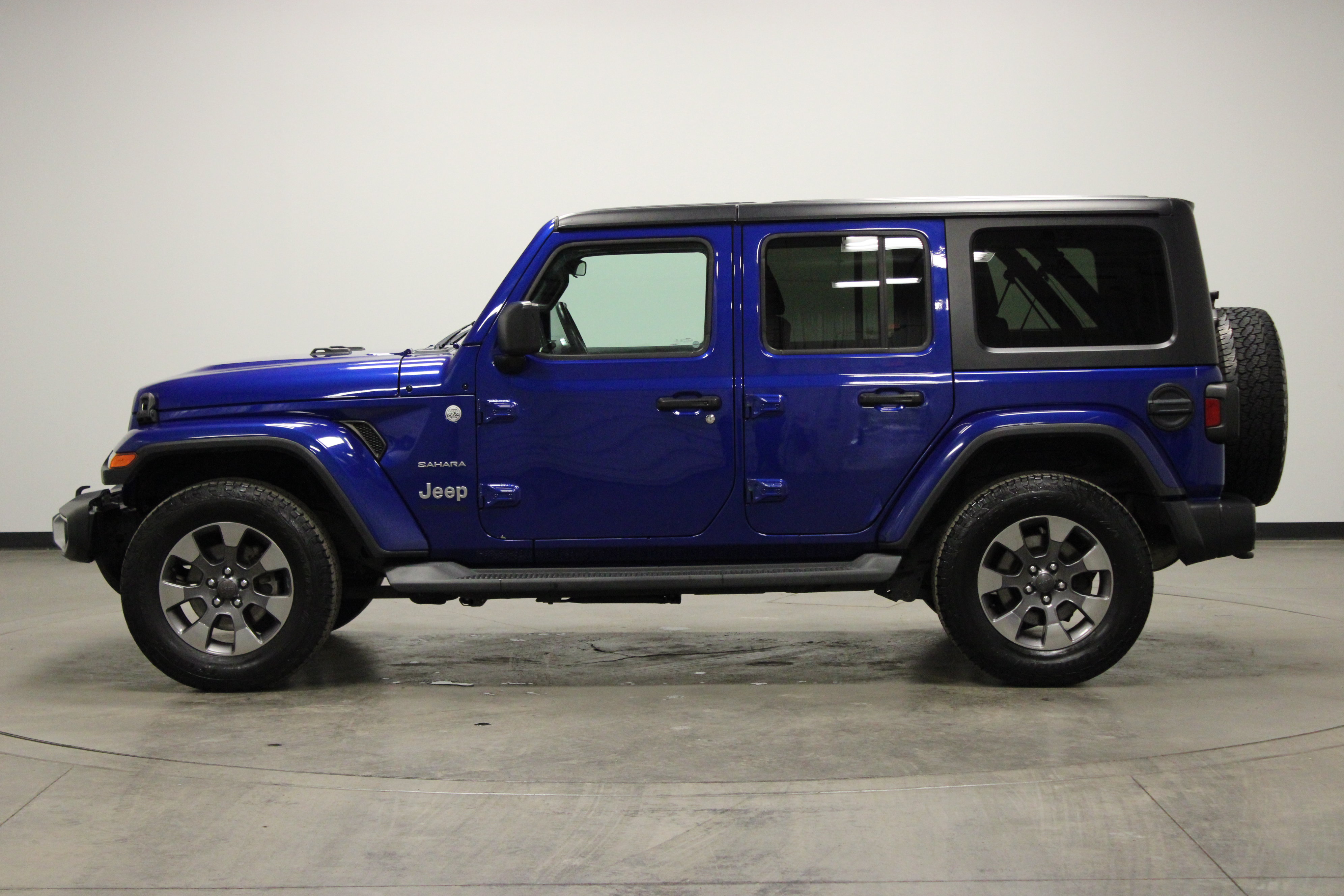 Used 2019 Jeep Wrangler Unlimited Sahara w/ Dual Top Group AWD/4WD image 5