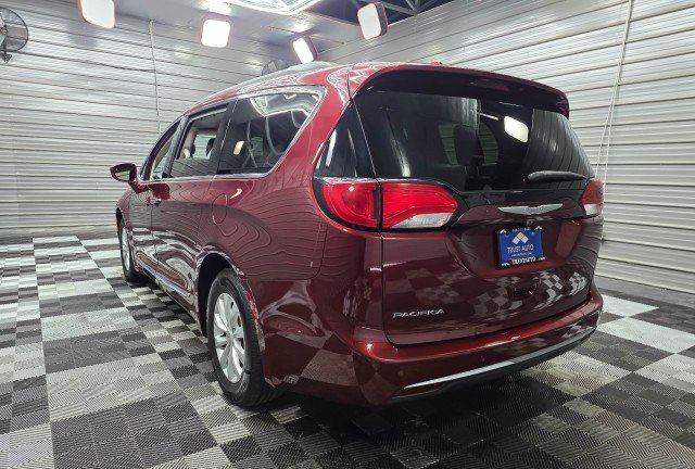 Used 2017 Chrysler Pacifica Touring-L FWD image 8
