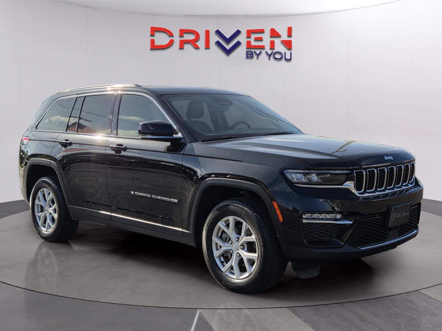 Used 2023 Jeep Grand Cherokee Limited AWD/4WD image 7