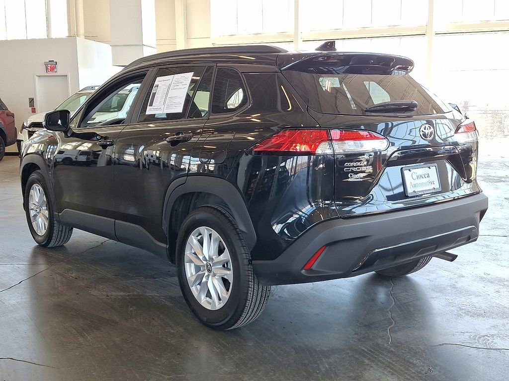 Used 2024 Toyota Corolla Cross LE image 7
