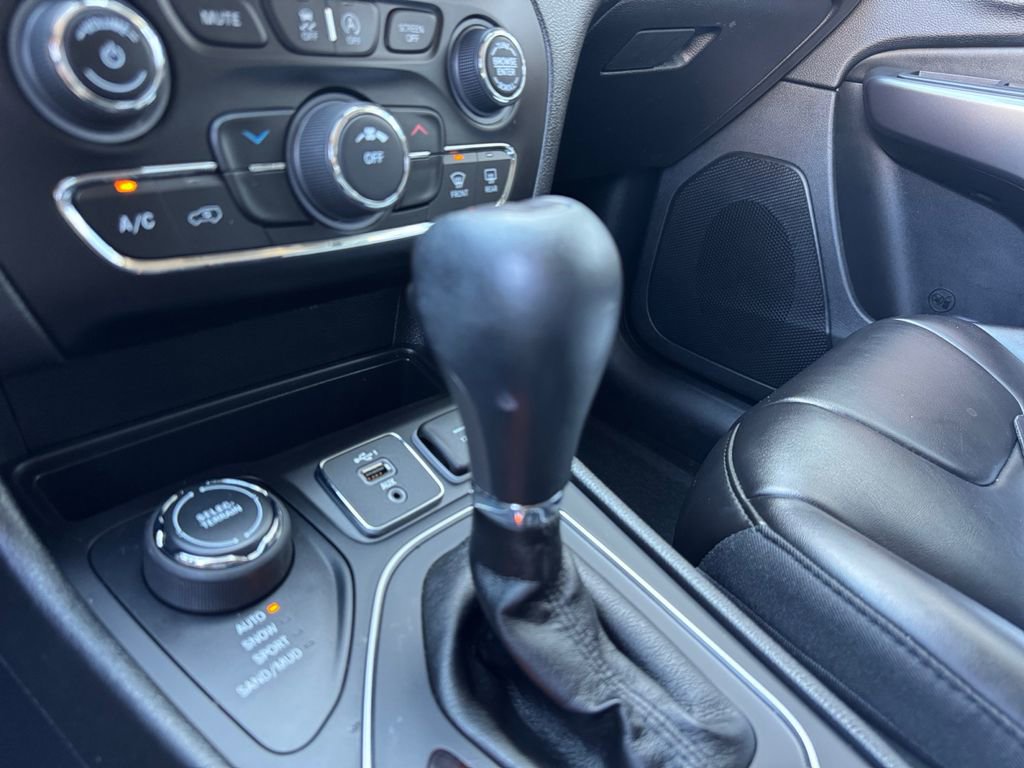 Used 2020 Jeep Cherokee Latitude Plus w/ Cold Weather Group AWD/4WD image 15