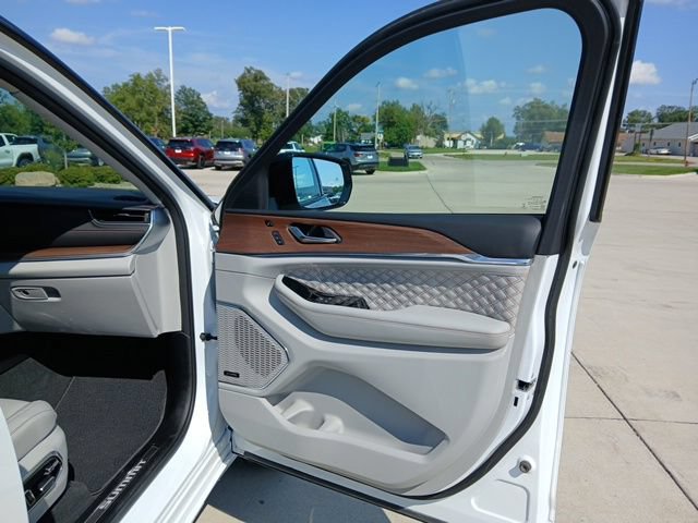 Used 2022 Jeep Grand Cherokee Summit AWD/4WD image 30