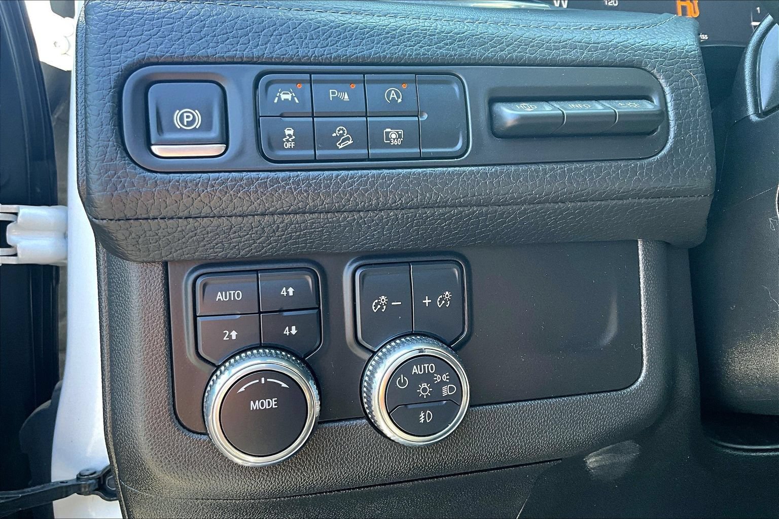 Used 2024 GMC Yukon Denali AWD/4WD image 34