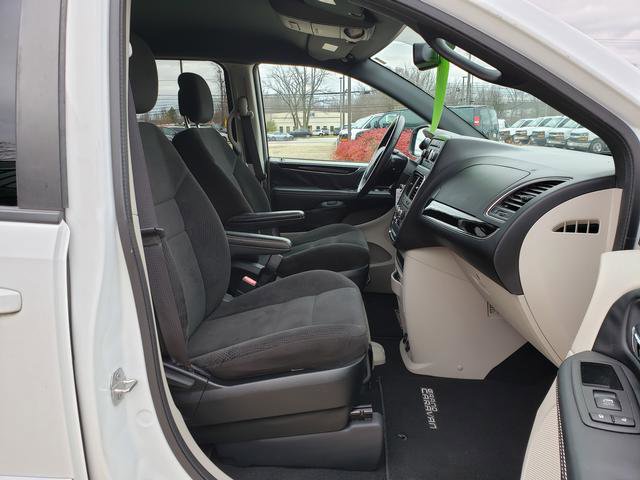 Used 2016 Dodge Grand Caravan SE image 17