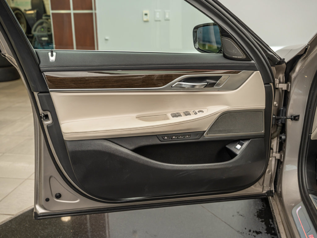 Used 2022 BMW 750i xDrive AWD/4WD image 18