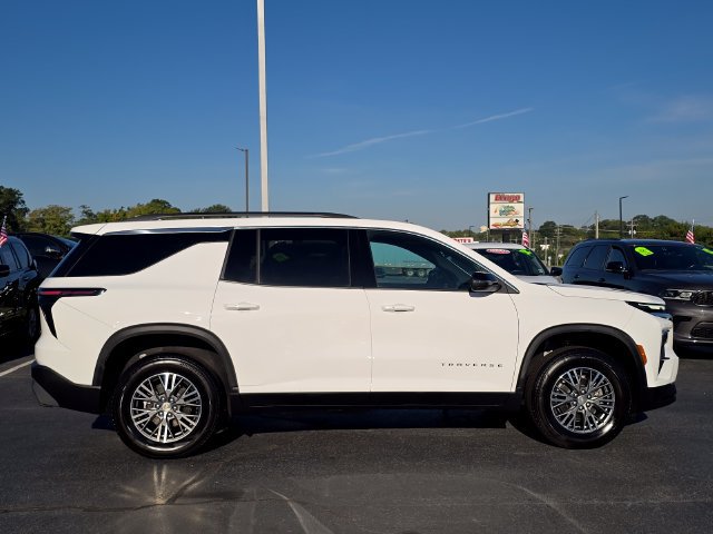 Used 2025 Chevrolet Traverse LT FWD image 2
