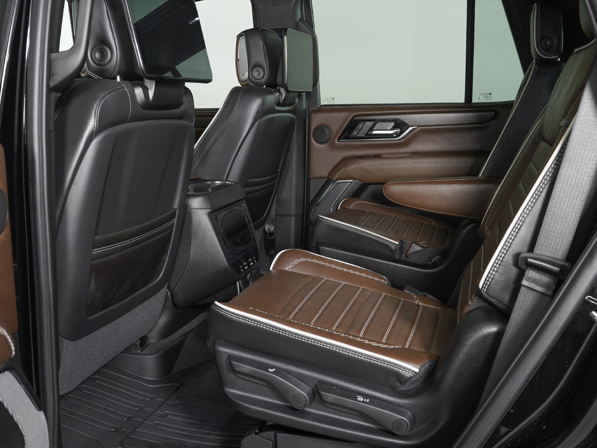 Used 2026 GMC Yukon Denali Ultimate w/ LPO, Floor Liner Package AWD/4WD image 16