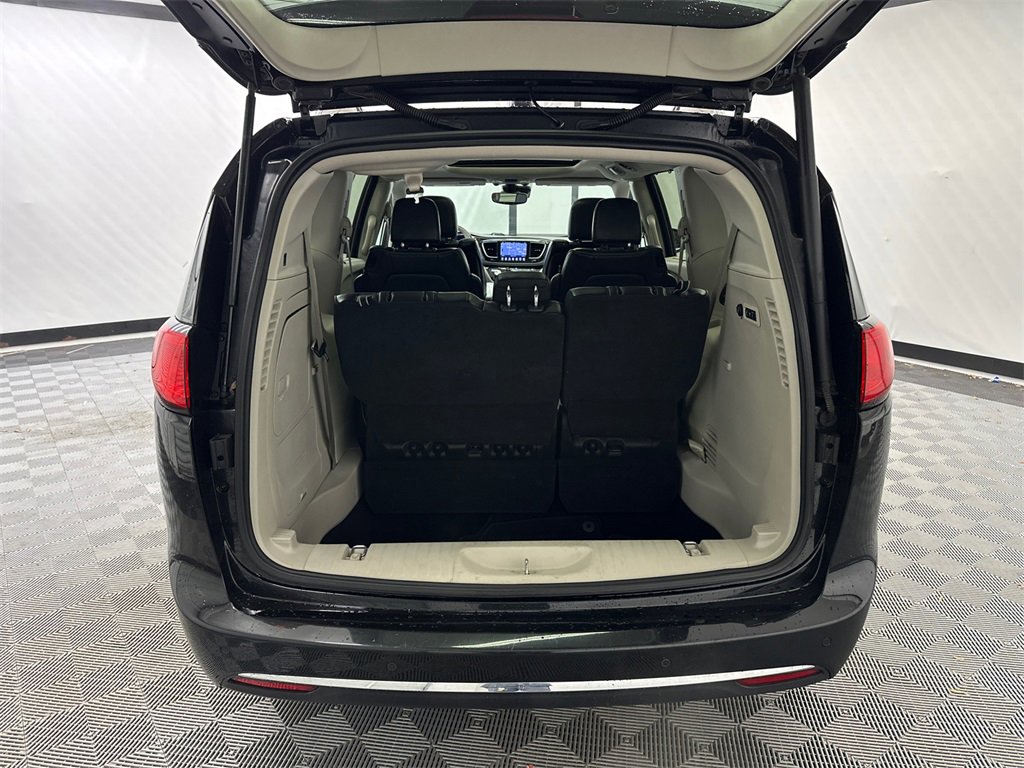 Used 2017 Chrysler Pacifica Limited w/ UConnect Theater Package image 21