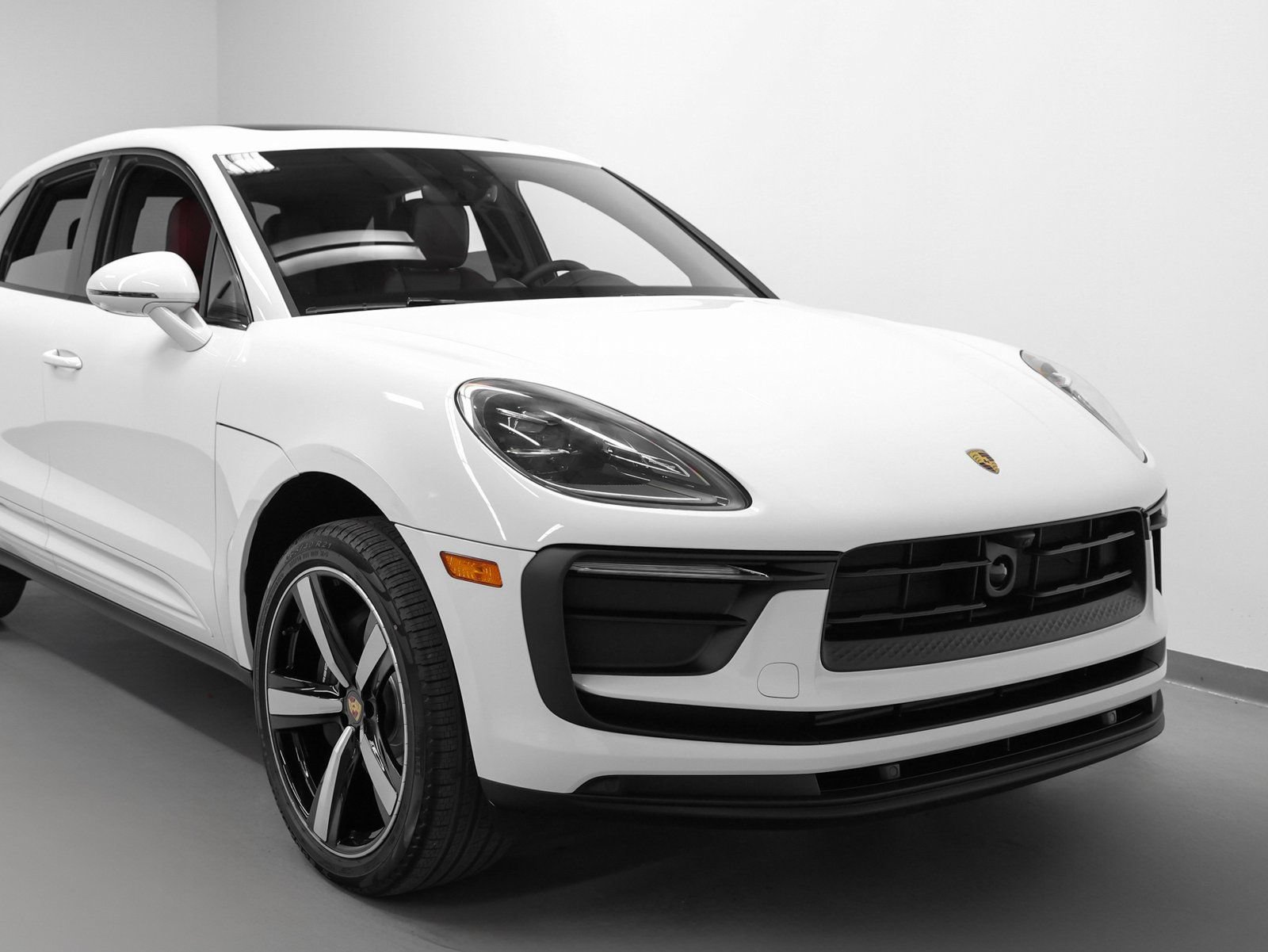 Certified 2026 Porsche Macan AWD/4WD image 9