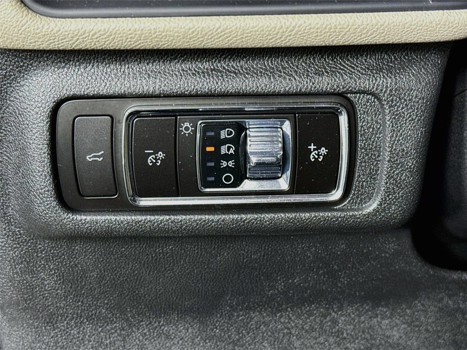 Used 2025 Lincoln Corsair Reserve w/ Equipment Group 202A FWD image 11