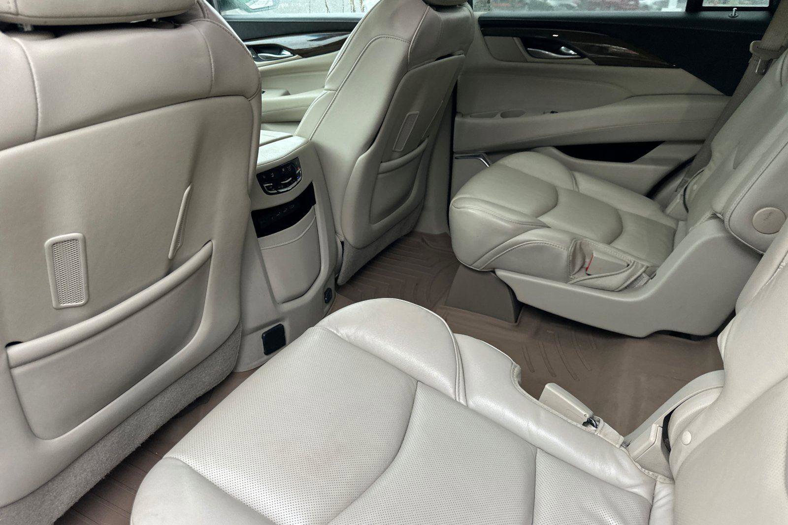Used 2019 Cadillac Escalade Luxury image 8